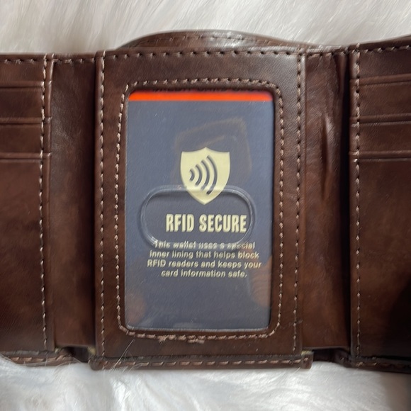 Mens Dockers RFID-Blocking Trifold Wallet with Zipper - Picture 2 of 3